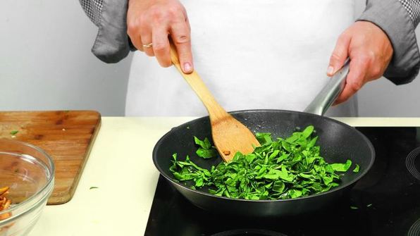 рулет с лисичками, зеленью и креветками