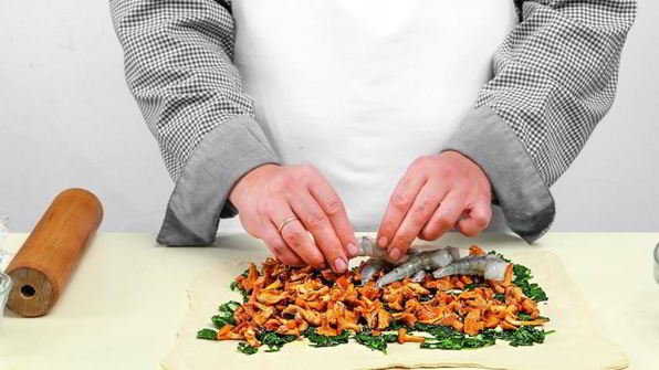 рулет с лисичками, зеленью и креветками