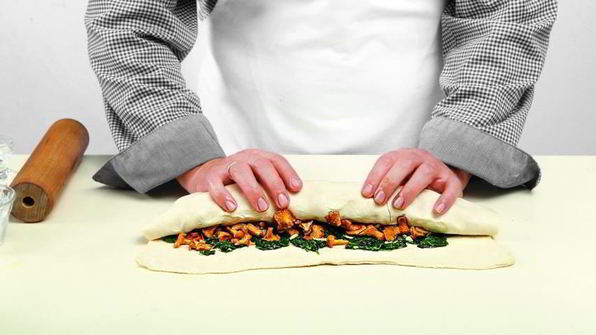 рулет с лисичками, зеленью и креветками