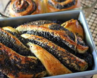 Рулет с маком из дрожжевого теста