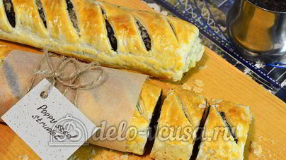 Рулет с маком из слоеного теста