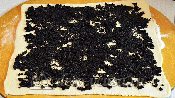 рулет с маком из слоеного теста