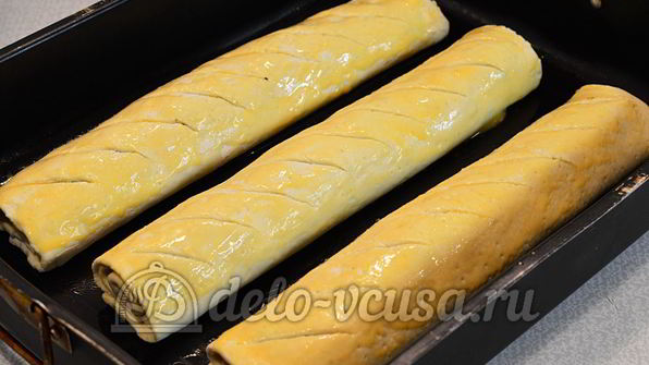 рулет с маком из слоеного теста