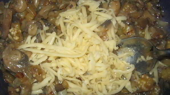 рулет с начинкой из баклажанов и грибов