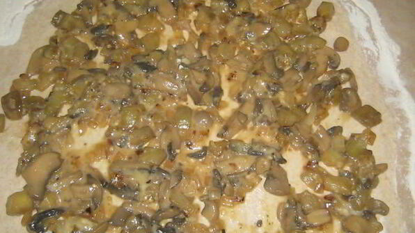 рулет с начинкой из баклажанов и грибов