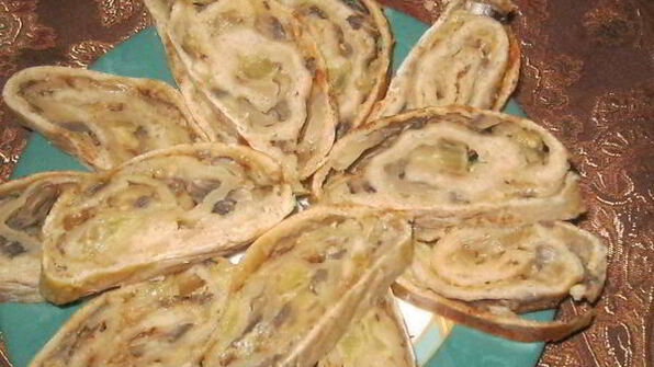 рулет с начинкой из баклажанов и грибов
