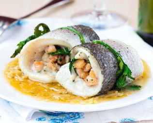 Рулетики из филе дорады с креветками и шпинатом в луково-винном соусе