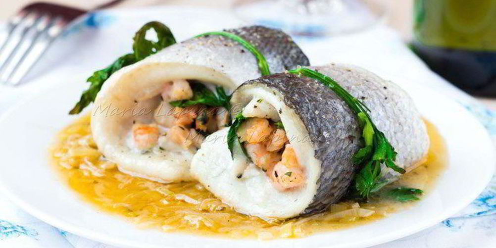 Рецепт рулетики из филе дорады с креветками и шпинатом в луково-винном соусе