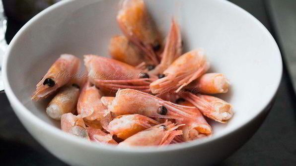 рулетики из филе дорады с креветками и шпинатом в луково-винном соусе