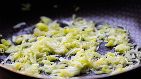 рулетики из филе дорады с креветками и шпинатом в луково-винном соусе