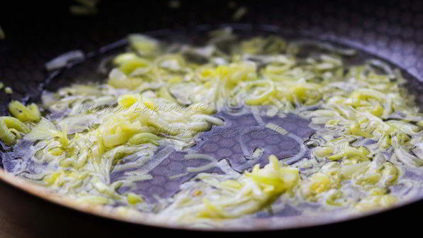 рулетики из филе дорады с креветками и шпинатом в луково-винном соусе