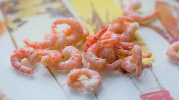 рулетики из филе дорады с креветками и шпинатом в луково-винном соусе