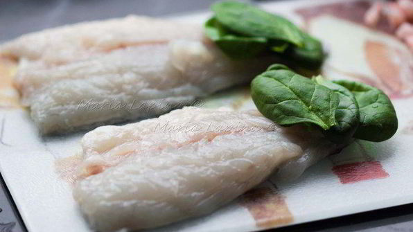 рулетики из филе дорады с креветками и шпинатом в луково-винном соусе