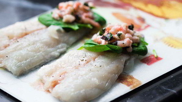рулетики из филе дорады с креветками и шпинатом в луково-винном соусе