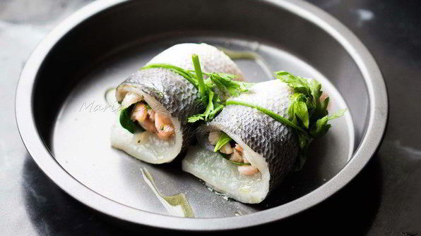 рулетики из филе дорады с креветками и шпинатом в луково-винном соусе