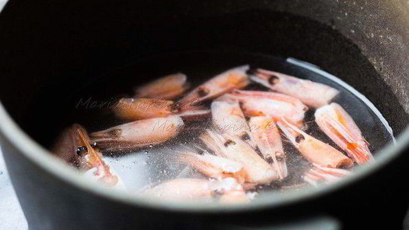 рулетики из филе дорады с креветками и шпинатом в луково-винном соусе