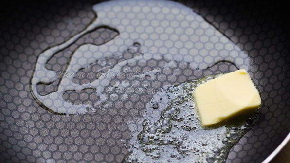 рулетики из филе дорады с креветками и шпинатом в луково-винном соусе