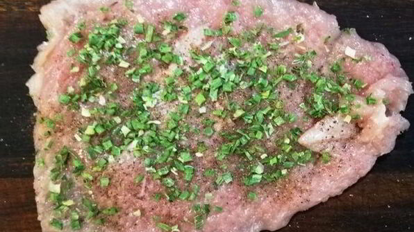 рулетики из куриного филе с начинкой из творожного сыра