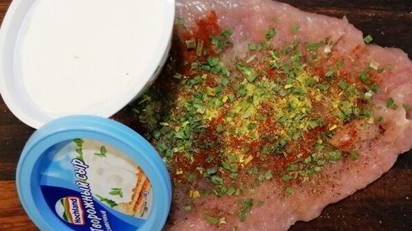 рулетики из куриного филе с начинкой из творожного сыра
