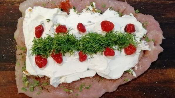 рулетики из куриного филе с начинкой из творожного сыра