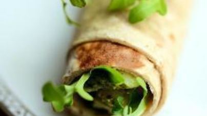 Рулетики из лаваша с куриными грудками и соусом песто