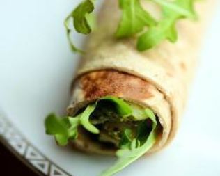 Рулетики из лаваша с куриными грудками и соусом песто