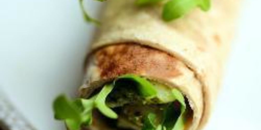 Рецепт рулетики из лаваша с куриными грудками и соусом песто