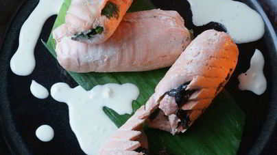Рулетики из семги с огурцом и травами
