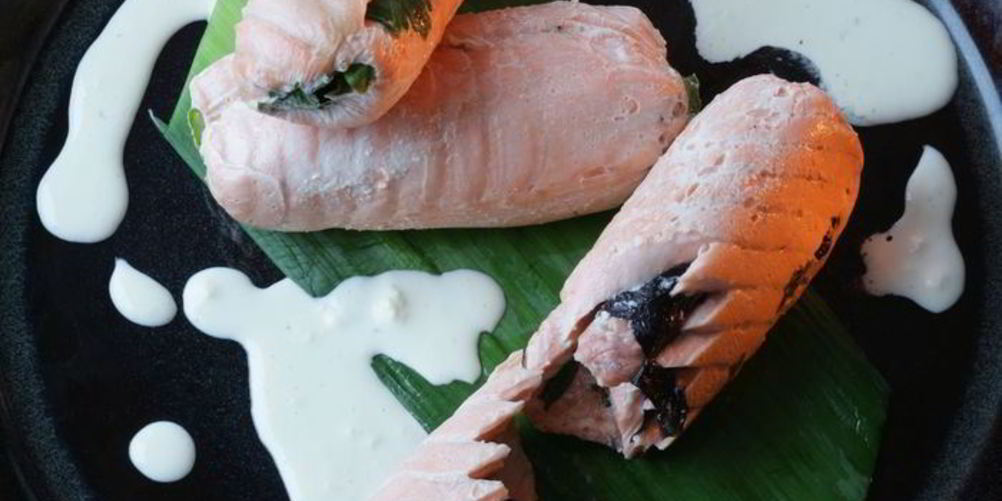 Рецепт рулетики из семги с огурцом и травами