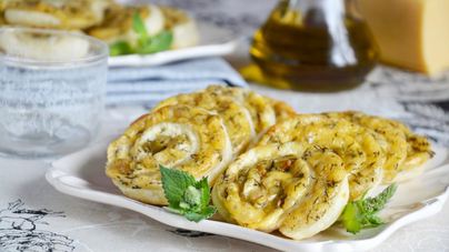 Рулетики из слоеного теста с сыром