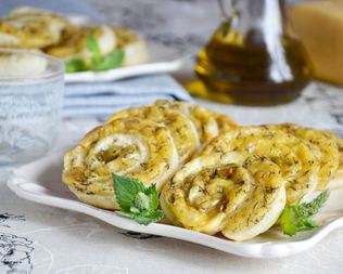 Рулетики из слоеного теста с сыром