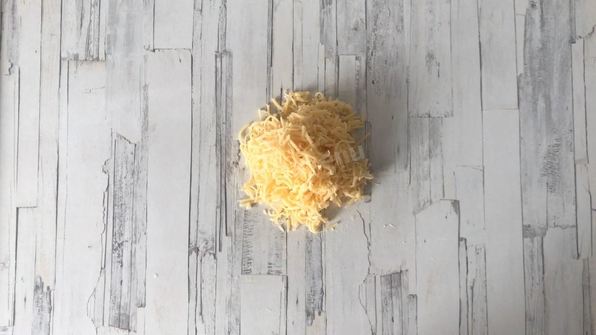 рулетики из слоеного теста с сыром