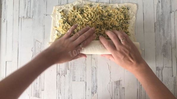 рулетики из слоеного теста с сыром