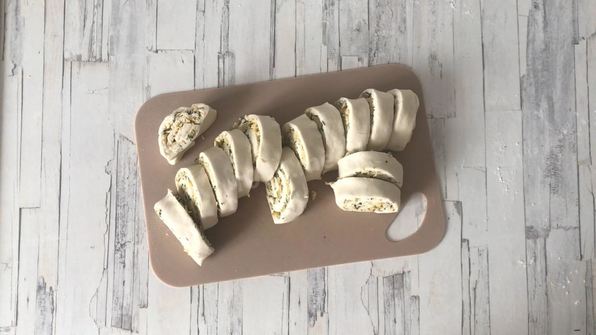 рулетики из слоеного теста с сыром