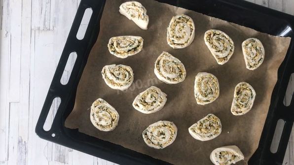 рулетики из слоеного теста с сыром