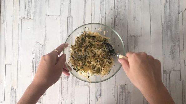 рулетики из слоеного теста с сыром