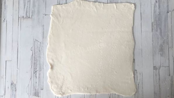 рулетики из слоеного теста с сыром