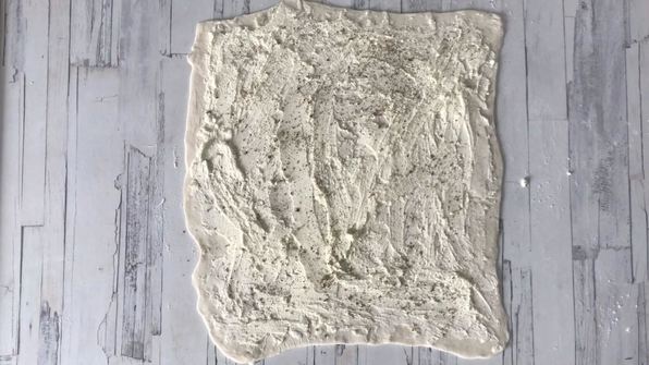 рулетики из слоеного теста с сыром