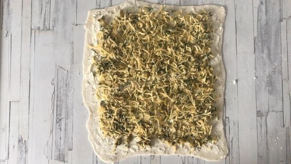 рулетики из слоеного теста с сыром