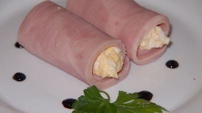 Рулетики из ветчины с сырной начинкой