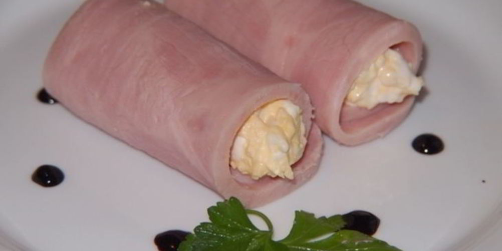 Рецепт рулетики из ветчины с сырной начинкой