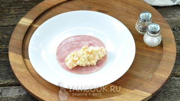 рулетики из ветчины с сыром и корейской морковью