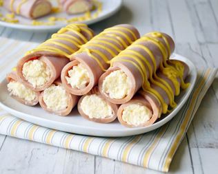 Рулетики с сыром и чесноком из ветчины