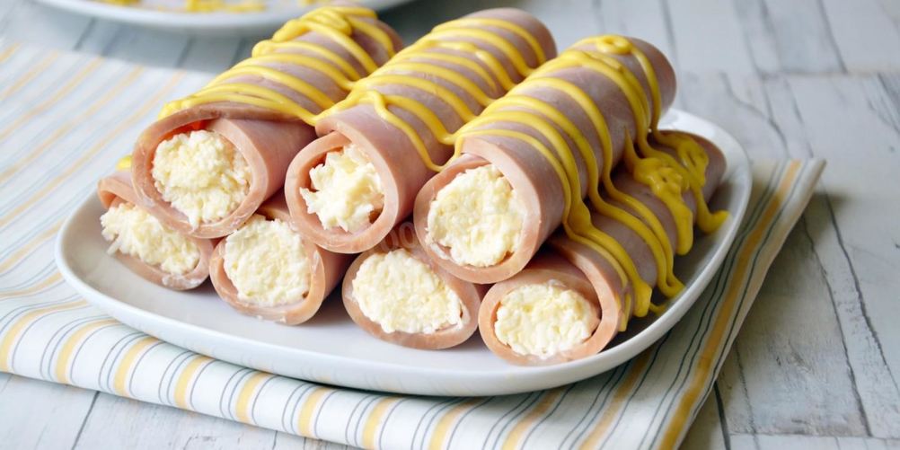 Рецепт рулетики с сыром и чесноком из ветчины