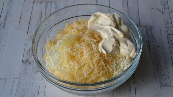 рулетики с сыром и чесноком из ветчины