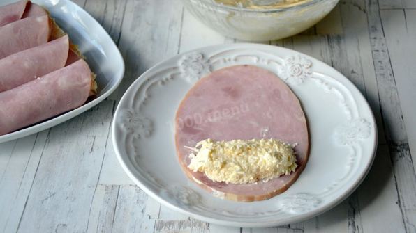 рулетики с сыром и чесноком из ветчины