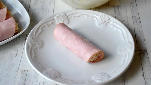 рулетики с сыром и чесноком из ветчины