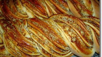 Сдобный рулет из холодного дрожжевого теста