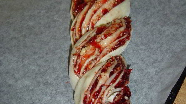 сдобный рулет из холодного дрожжевого теста