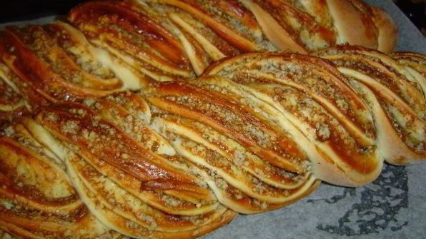 сдобный рулет из холодного дрожжевого теста